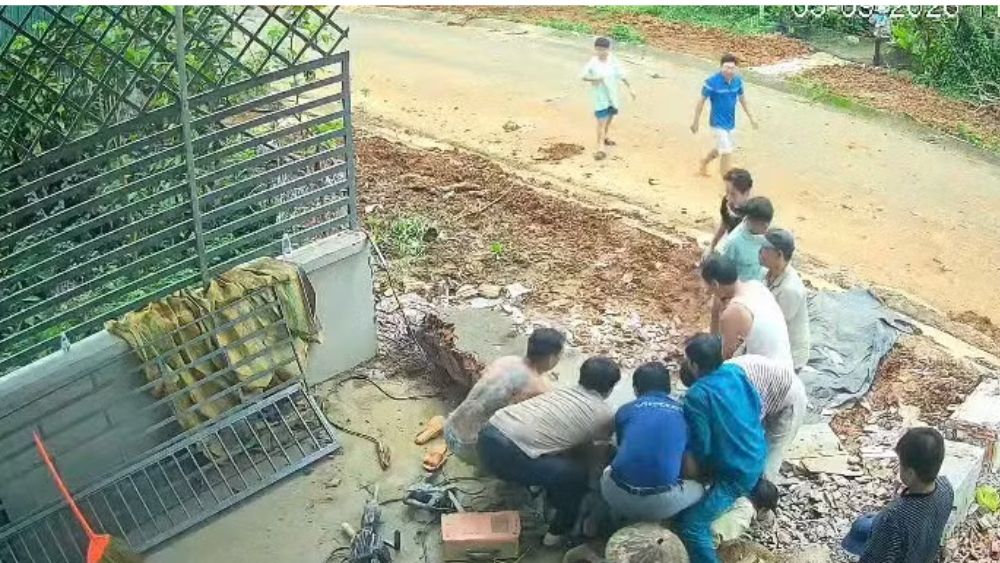 Tháo dỡ cổng nhà, trụ bê tông đổ khiến người đàn ông tử vong