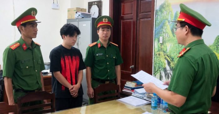 Công an Cần Thơ thu giữ 3.590 sản phẩm thuốc lá điện tử và tinh dầu trị giá hơn 700 triệu đồng trong một vụ buôn bán hàng cấm.
