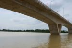 Tìm kiếm người phụ nữ nghi nhảy cầu Nguyệt Viên