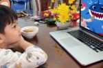 Bé 2 tuổi ít nói, liên tục phát âm thanh lạ sau thời gian xem YouTube