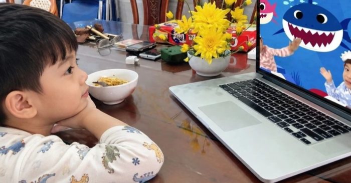 Cha mẹ cần quản lý nội dung trẻ xem trên mạng