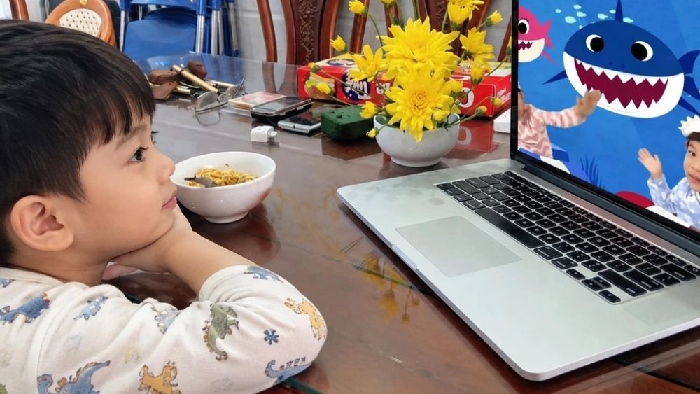 Cha mẹ cần quản lý nội dung trẻ xem trên mạng