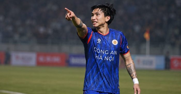 Pha bóng với Ngọc Tân khiến Văn Hậu chờ quyết định từ VFF