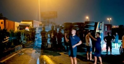 Xe chở cọc bê tông lật trên quốc lộ 5, 3 ô tô hư hỏng