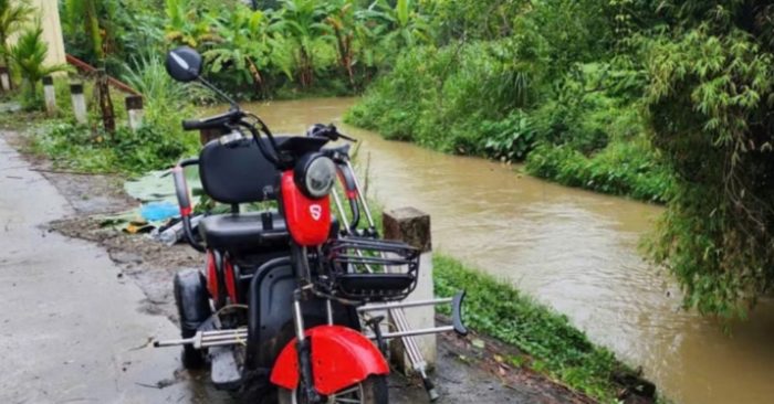 Xe máy của nạn nhân được phát hiện dưới suối.