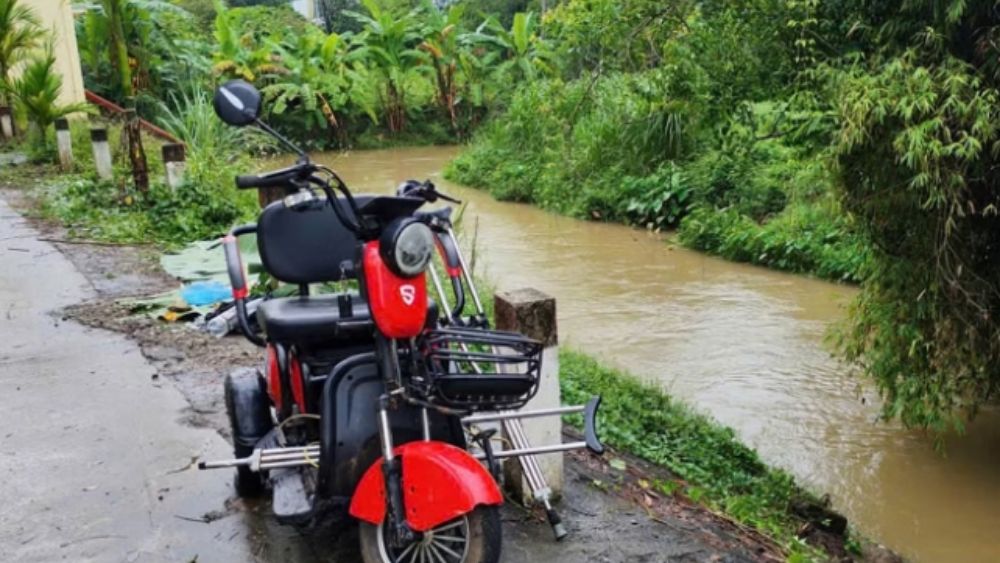 Xe máy của nạn nhân được phát hiện dưới suối.