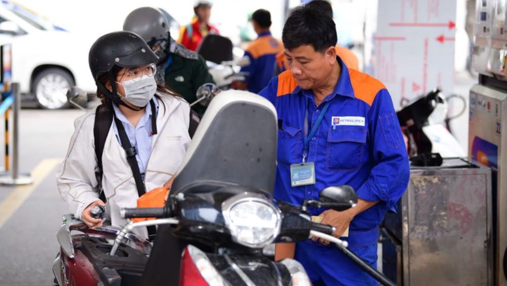 Chính phủ đồng ý kéo dài thời hạn giảm thuế xăng dầu đến hết năm, tiếp tục duy trì chính sách hỗ trợ người dân và doanh nghiệp.
