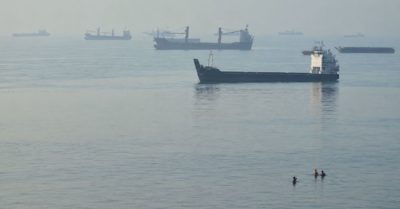 Lưu lượng dầu phục hồi giữa sức ép mới với Iran