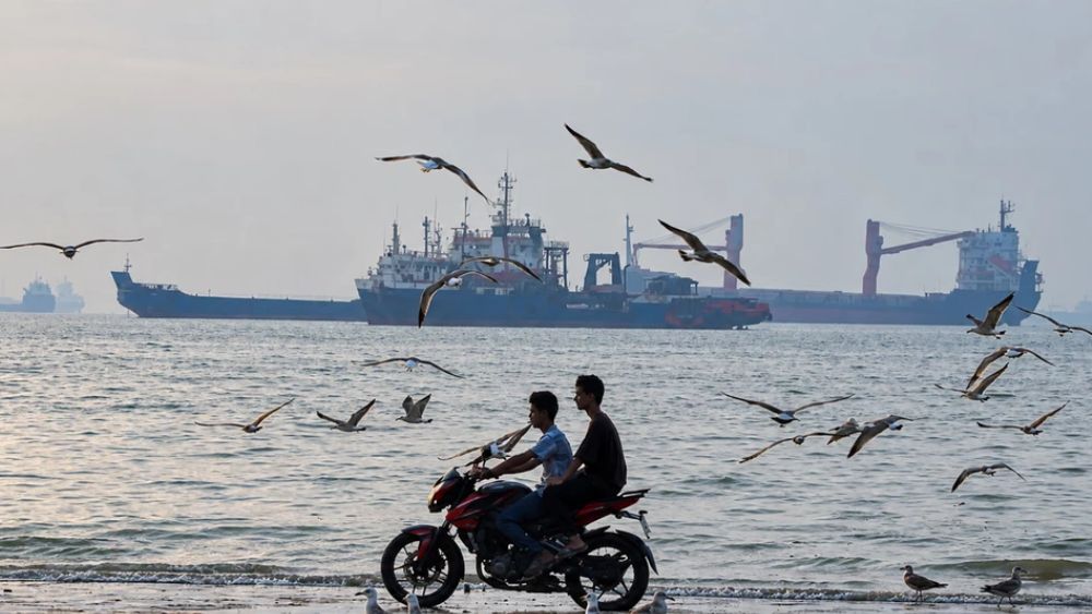 Tàu thuyền qua eo biển Hormuz